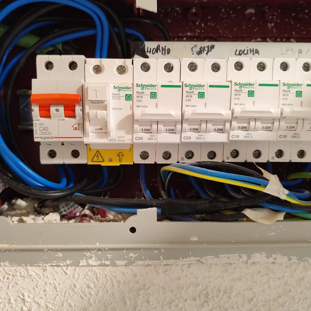 Cuadro eléctrico de una instalación real, con los automáticos rotulados a mano